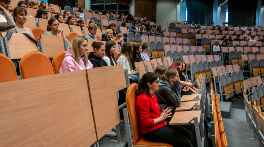 Uczniowie IV PMR na wykładzie dotyczącym klimatu