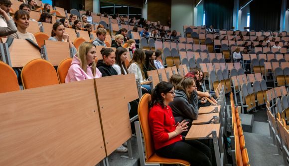 Uczniowie IV PMR na wykładzie dotyczącym klimatu